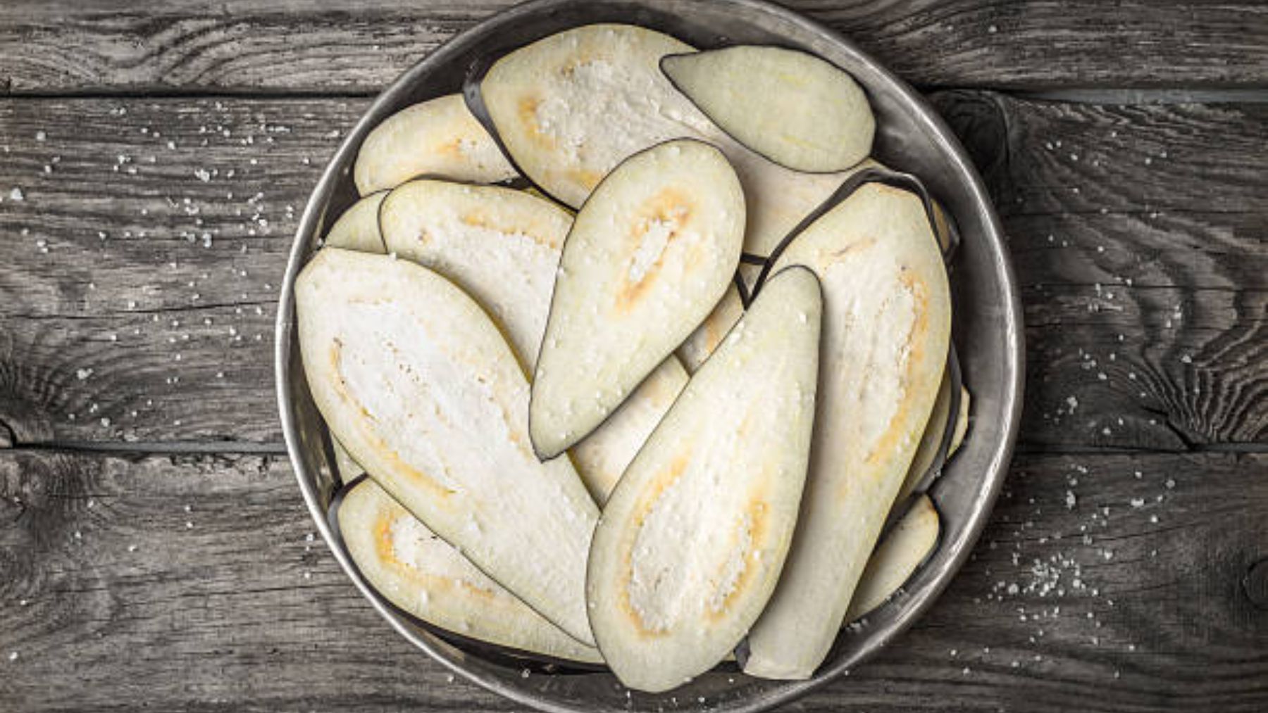 El motivo por el que debemos salar las berenjenas antes de cocinarlas