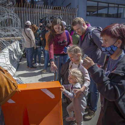TIJUANA BAJA CALIFORNIA, 11MARZO2022.- Familias víctimas del conflicto entre Ucrania y Rusia sigue arribando  a Tijuana y permanecen en la entrada de la garita Internacional de San Ysidro con el objetivo de pedir asilo humanitario a Estados Unidos. Los migrantes están a la espera en la garita peatonal para ser atendidos por personal del CBP (Oficina de Aduanas y Protección Fronteriza de los Estados Unidos) de los cuales hay menores de edad.Estas familias salieron de sus países el pasado 24 de febrero y llegaron a la ciudad ayer, una de las grandes complicaciones a las que dicen que se han enfrentado es el idioma, pues no hablan español ni inglés, por lo que han tenido que utilizar aplicaciones de traducción para poder comunicarse. FOTO: OMAR MARTÍNEZ /CUARTOSCURO.COM