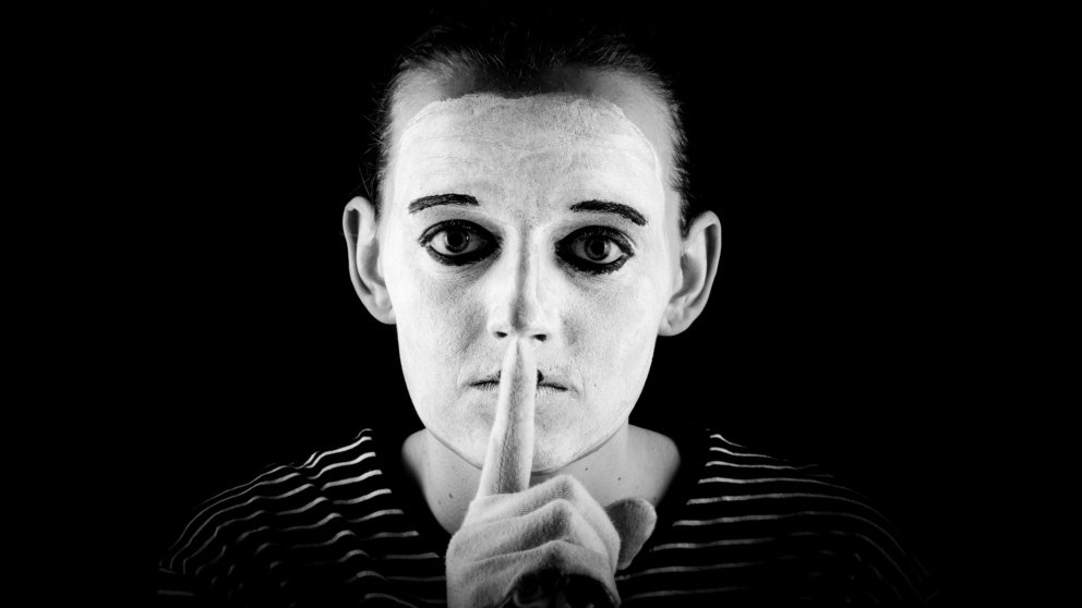 El que calla otorga: qué significa este refrán