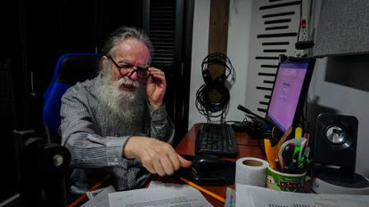 John Claro, el exconcejal al que Rodolfo Hernández golpeó durante una discusión, retratado en su casa. La agresión le costó al alcalde ser suspendido de su cargo.