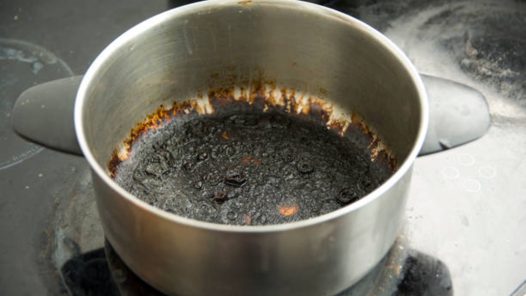El sorprendente truco para dejar como nueva una olla quemada