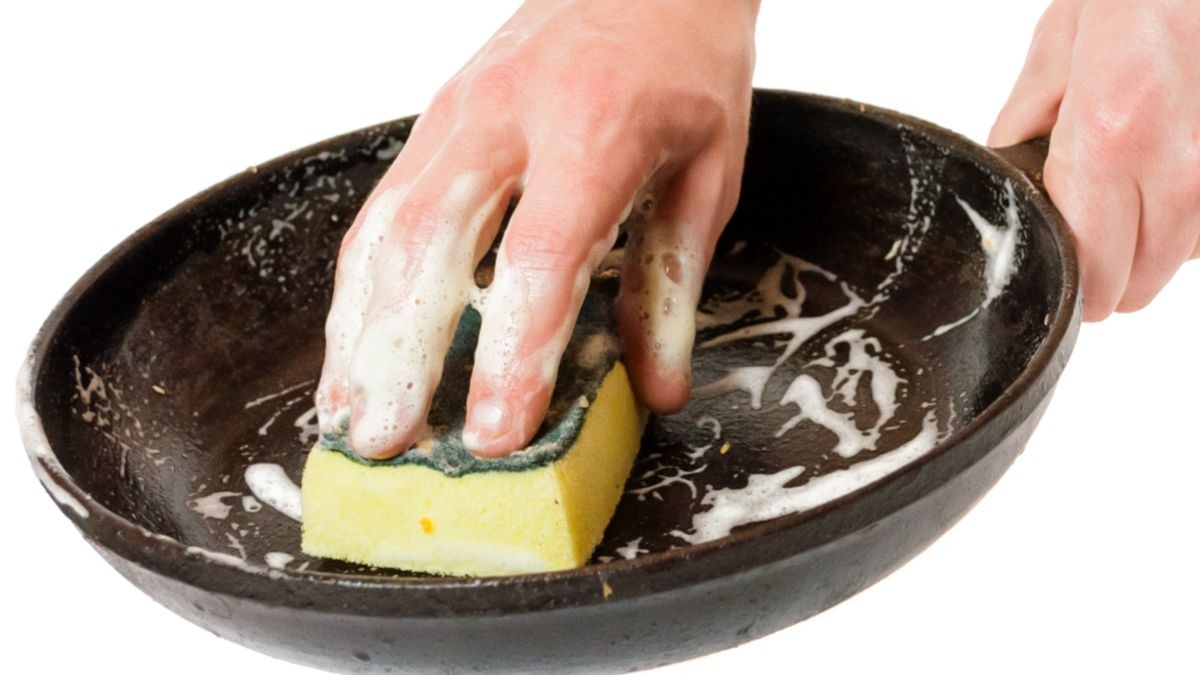 El truco definitivo para dejar la sartén como nueva con remedios caseros