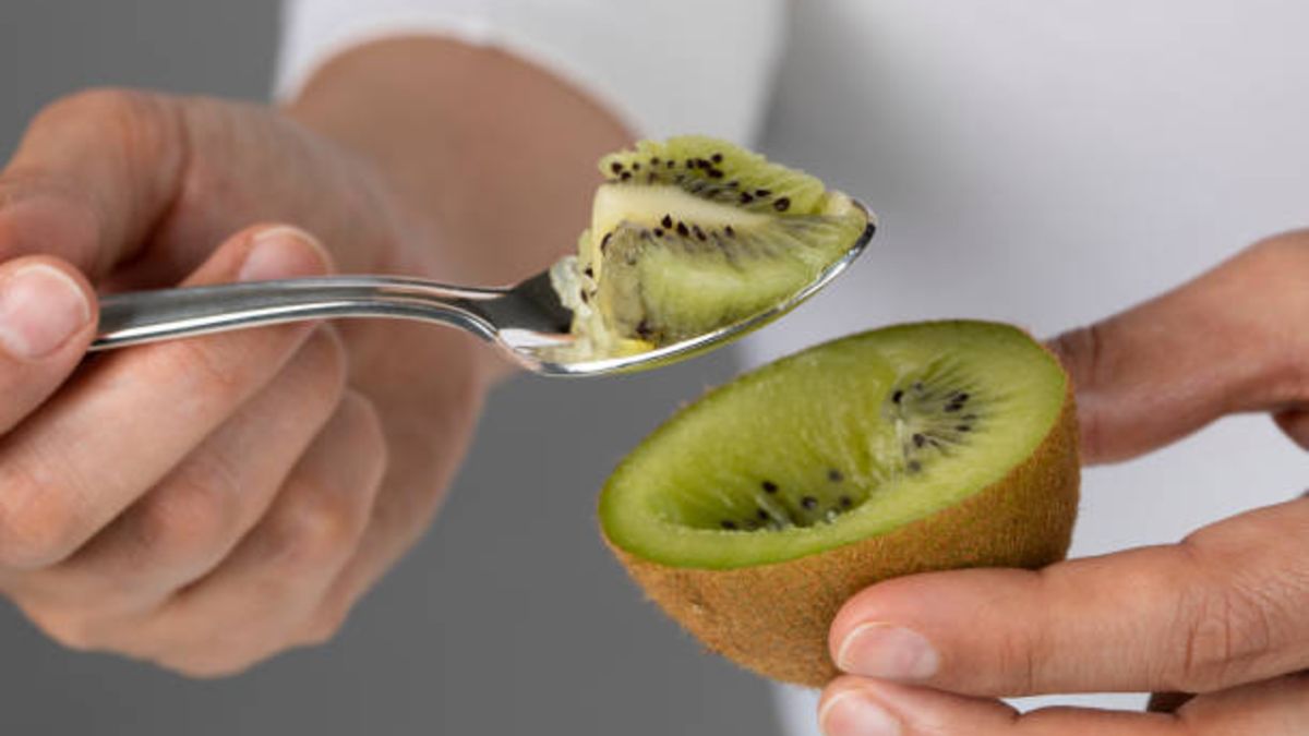 El truco para pelar un kiwi con una cuchara en 30 segundos