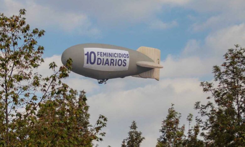 En la calle hay vallas… en el cielo vuela un zeppelin que dice '10 feminicidios diarios'