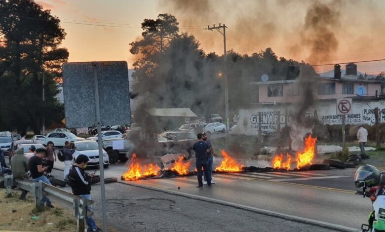 En pleno puente, bloquean autopista México-Cuernavaca | Video y tuits
