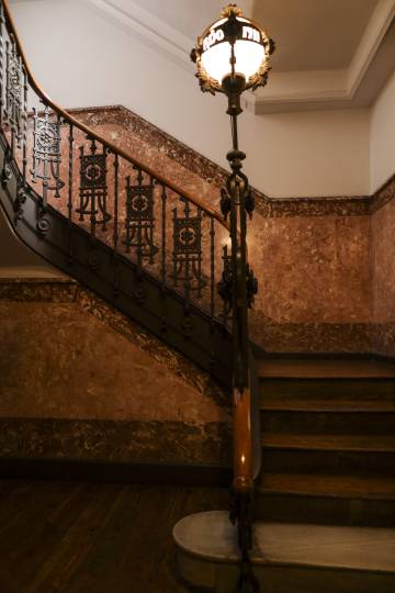 Pasamanos de las escaleras de la casa Romero.