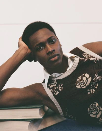 El modelo viste chaleco y camisa de Ernest W. Baker.