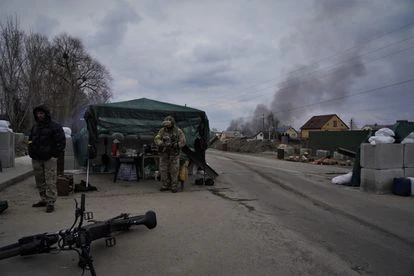 Escapada contra reloj en coche antes de que vuelen el último puente de Irpin