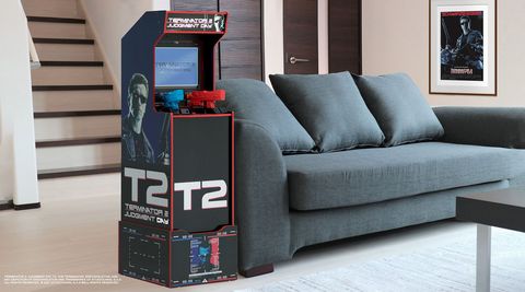 arcade1up arcade junto al sofá para escalar