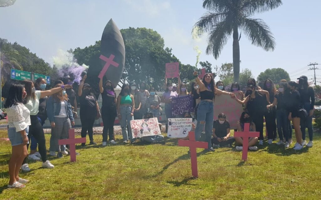 Estudiantes de la UAEM y colectiva 'Venadas Unidas' exigen un alto a los feminicidios