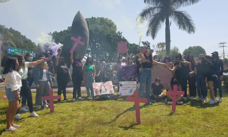 Estudiantes de la UAEM y colectiva 'Venadas Unidas' exigen un alto a los feminicidios