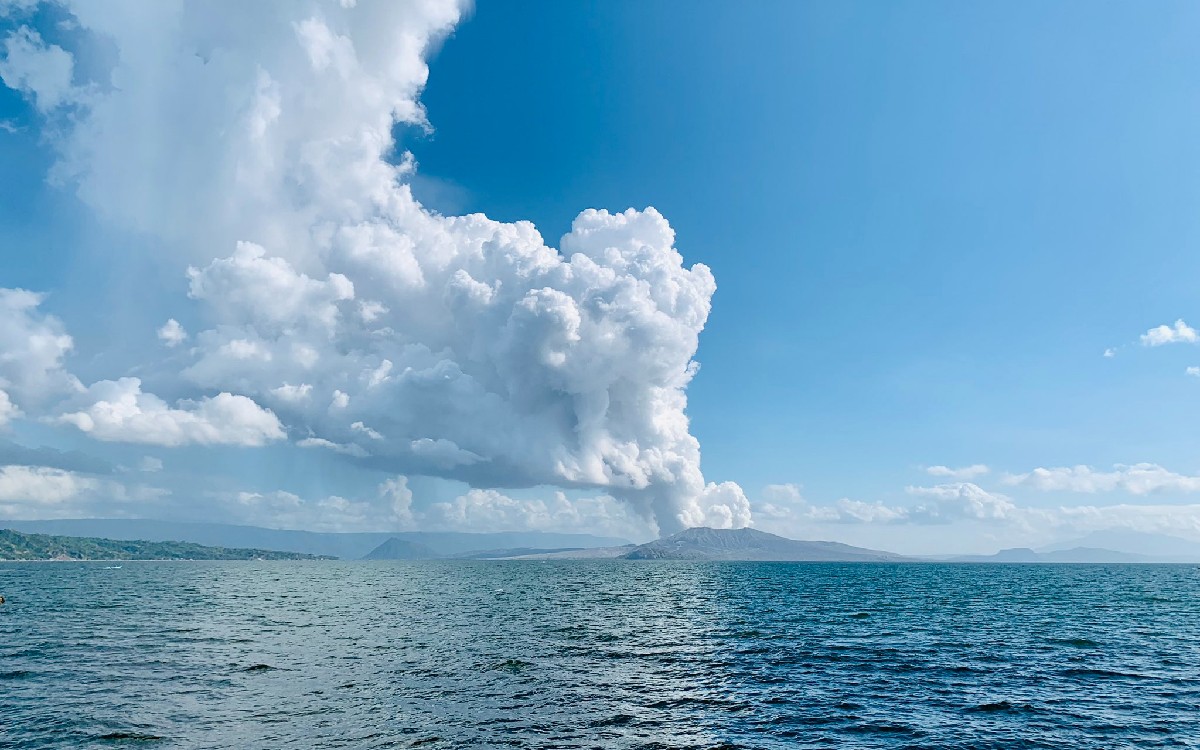 Evacúan a cientos de personas tras la erupción del volcán Taal en Filipinas | Video