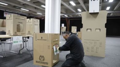 Trabajadores alistan este sábado las mesas de votación en Corferias, en Bogotá.