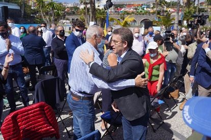 El presidente de la Xunta de Galicia, Alberto Núñez Feijóo, saluda a un simpatizante en un acto del PP en el Parque Marítimo César Manrique,  en Santa Cruz de Tenerife, este sábado.