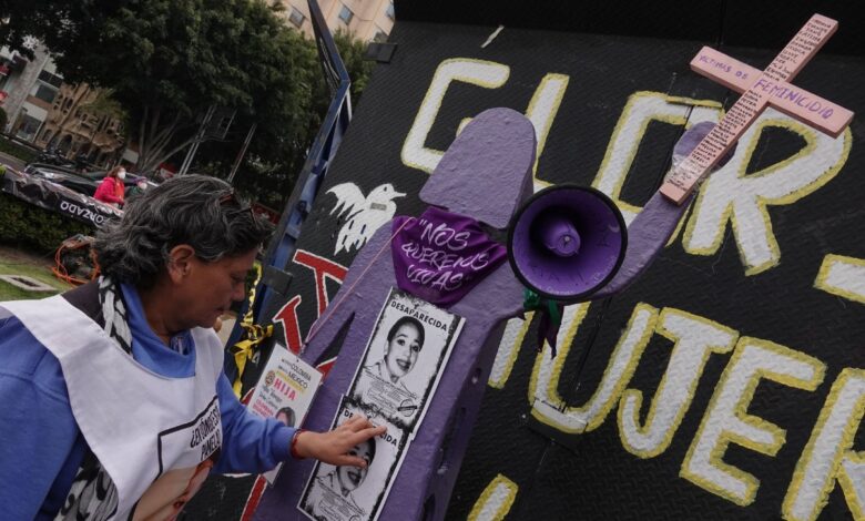 Feministas cumplen jornada colectiva en monumento en CdMx | Videos