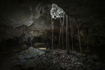 Tania Ramírez guía un grupo de visitantes por la cueva Garra de Jaguar, cerca de Playa del Carmen, en Quintana Roo, el 3 de marzo.