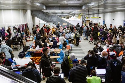 La estación central de trenes de Berlín se ha convertido en el punto neurálgico de la asistencia a los refugiados que llegan por miles a la capital alemana.