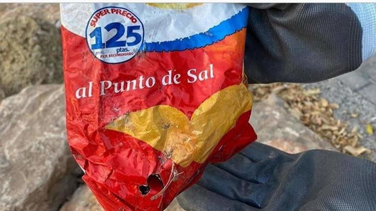 Hallan en una playa de Alicante una bolsa de patatas de hace 25 años
