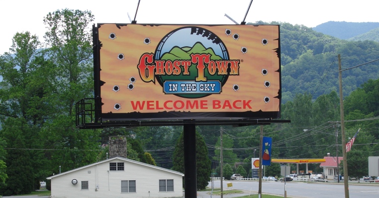 Historias de Facebook abiertas a páginas, trayendo marcas al pueblo fantasma