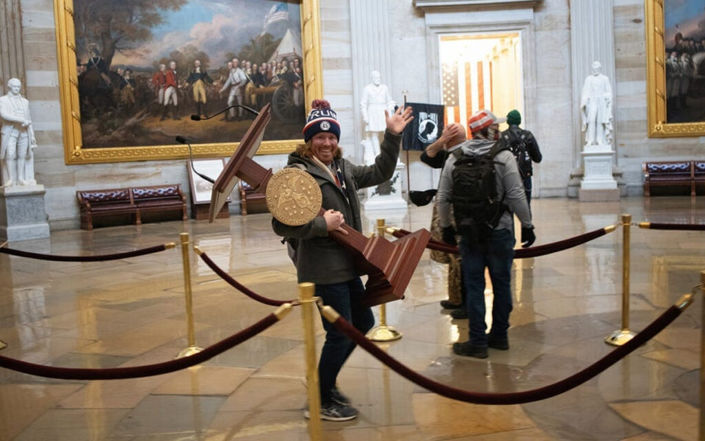 Hombre que asaltó el Capitolio de EU organiza fiesta, antes de ir a prisión