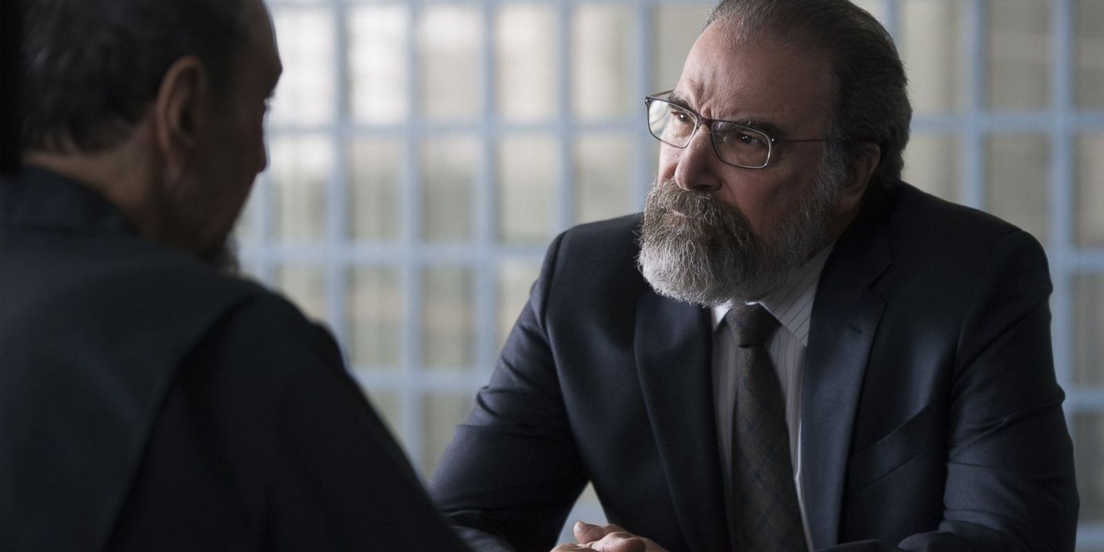 Hulu ordena nuevo drama de detectives protagonizado por Mandy Patinkin