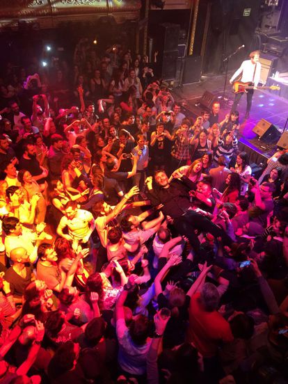 El cantante de La Habitación Roja, llevado en volandas por el público en un concierto del grupo en la sala madrileña Joy Eslava, en marzo de 2016. 