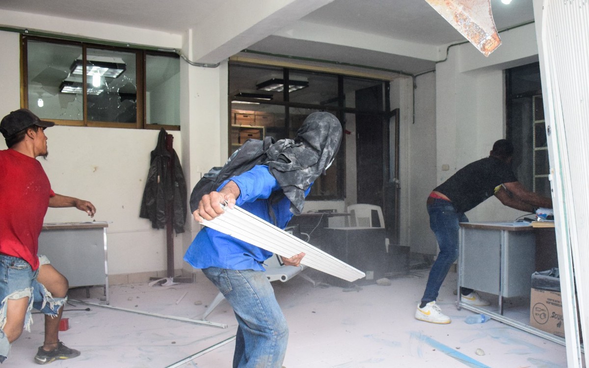 Irrumpen violentamente oficina migratoria de Tapachula; suspenden servicio