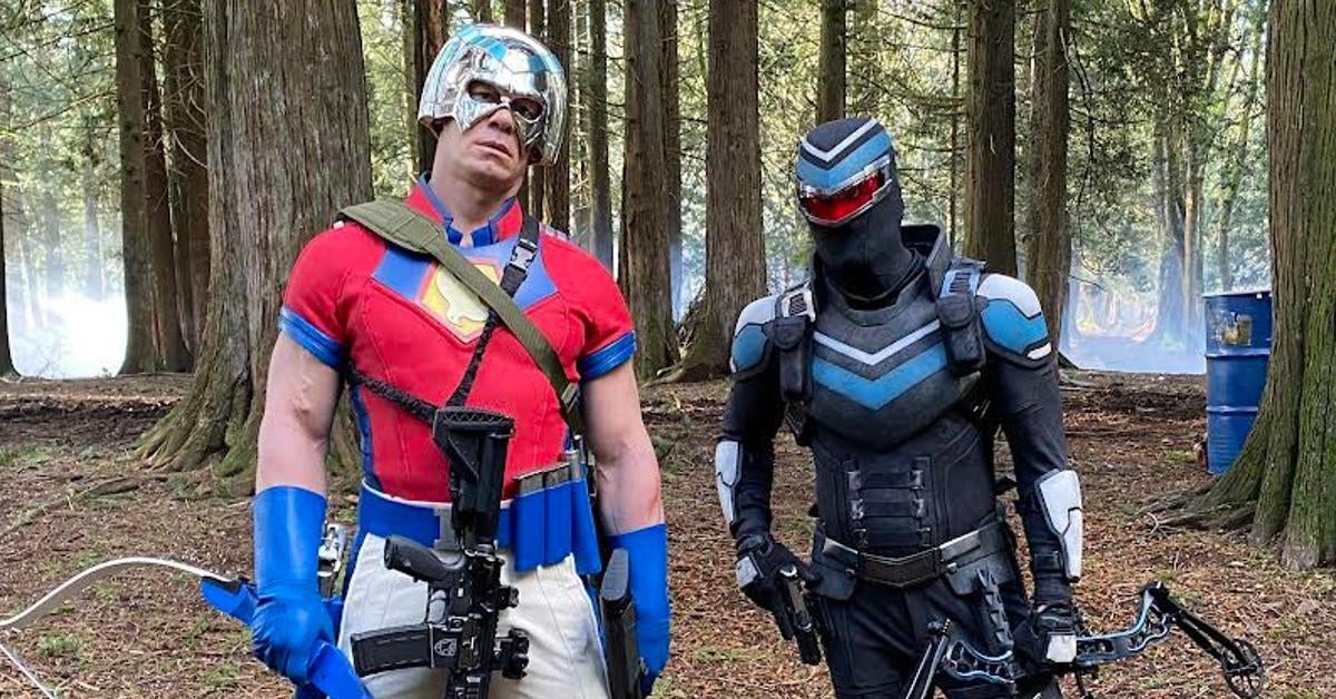 James Gunn celebra el lanzamiento de Peacemaker en el Reino Unido con fotos detrás de cámaras