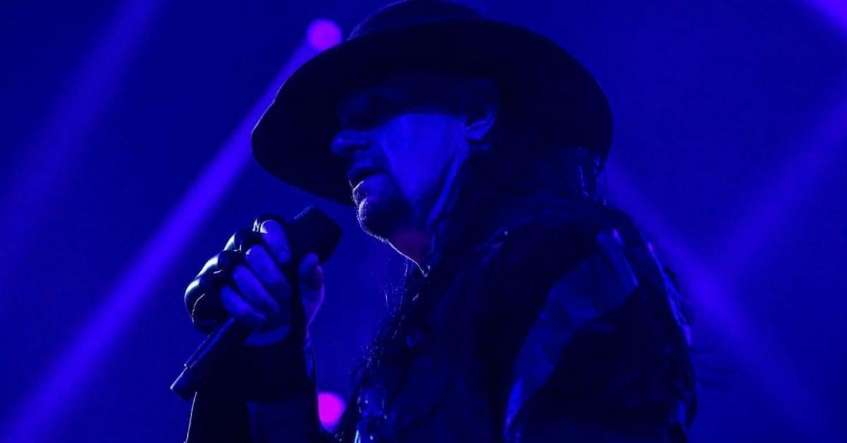 WWE presenta estatua de tamaño real a The Undertaker en WrestleMania Axxess