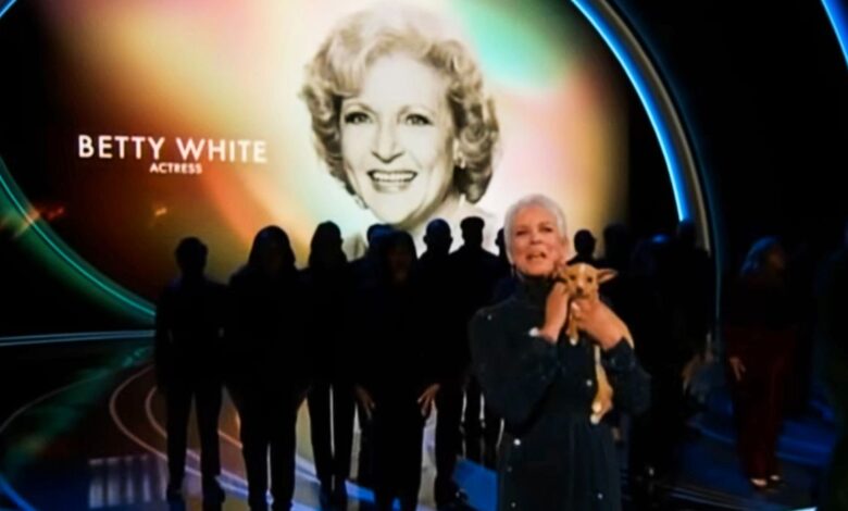 John Travolta adopta al cachorro que se mostró durante el homenaje de los Oscar de Betty White