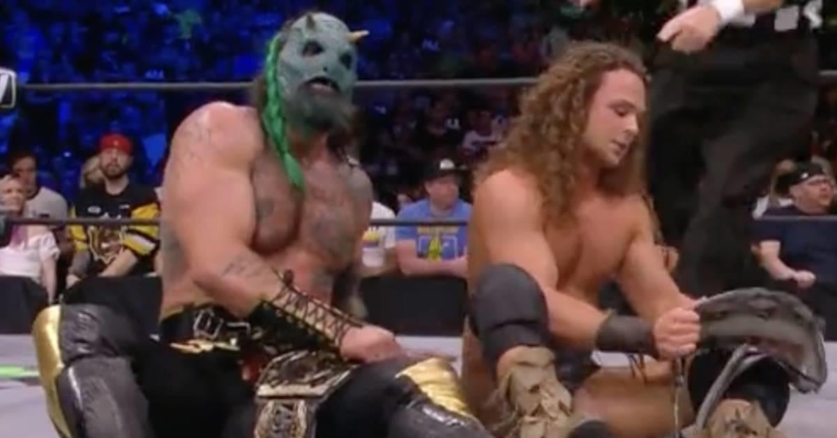 Jurassic Express retiene sus títulos de parejas de AEW en una increíble triple amenaza