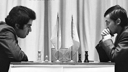 Gari Kaspárov y Anatoli Kárpov en enero de 1985 en Moscú, durante el primero de sus cinco duelos por el título mundial.