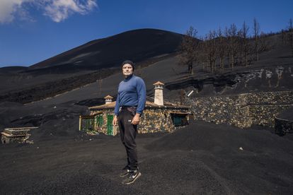 Vicente Leal, el propietario de la casa más pegada al volcán, en la localidad palmera de Las Manchas.