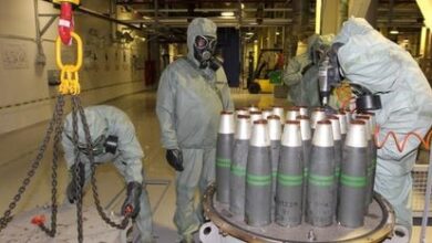 Unos trabajadores destruían armamento químico, en 2017 en Kizner (Rusia).