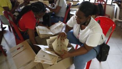 Una mujer cuenta votos en un puesto de votación durante las elecciones legislativas en Chocó, Colombia. El pasado 13 de marzo.