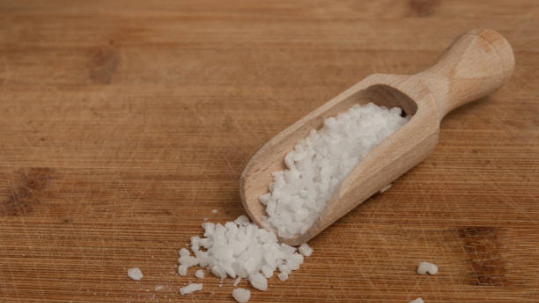 La curiosa razón por la que siempre debes poner sal gruesa en tus zapatos