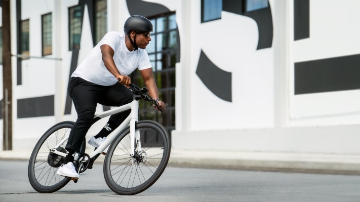La e-bike Eeyo 1s de Gogoro sale a la venta en Francia, su primer mercado europeo