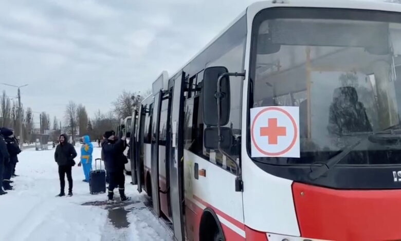 La evacuación de los civiles a través de corredores humanitarios comienza a cuentagotas en Ucrania