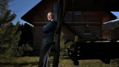 El ajedrecista Aleksandr Beliavski, en su residencia en un pueblo a las afueras de Lviv.