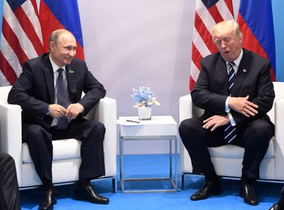 Vladimir Putin y Donald Trump en la cumbre del G20, en Hamburgo, Alemania, el 7 de julio de 2017.