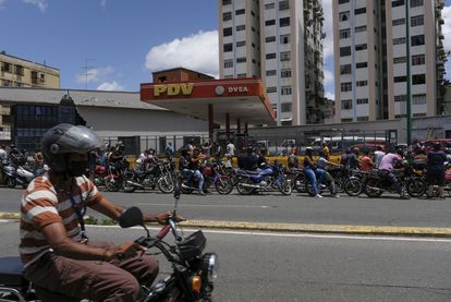 Una fila de motociclistas espera para cargar combustible en una gasolinera de Caracas, en agosto de 2020.