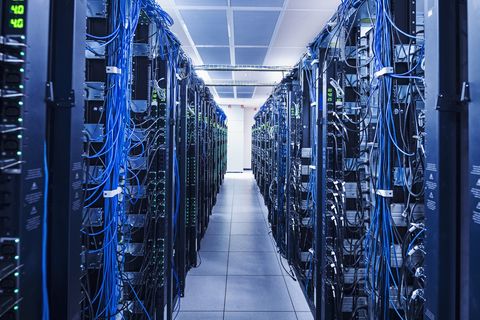 Equipo en la sala de servidores equipo en sala de servidores