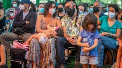 La ministra de Interior de Chile, Izquia Siches, amamanta a su hija durante un evento cultural realizado el sábado 12 de marzo en La Pintana, Santiago de Chile.
