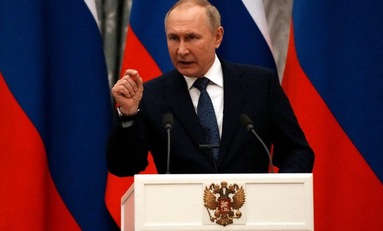 La ofensiva sobre Ucrania va 'según lo previsto' y se recrudecerá, asegura Putin a Macron