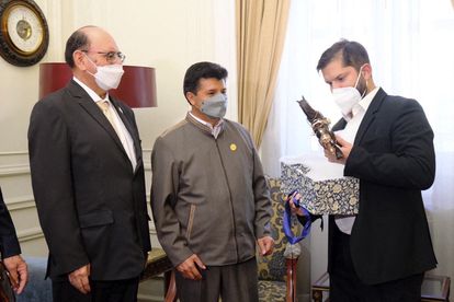 El presidente electo de Chile, Gabriel Boric, recibe un obsequio protocolar de manos del presidente de Perú, Pedro Castillo, este jueves 10 de marzo de 2022 en Santiago.