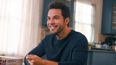 La temporada 18 de Grey's Anatomy presenta a Skylar Astin, estrella de la nota perfecta