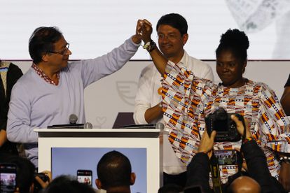 Gustavo Petro, candidato a la presidencia de Colombia del Pacto Histórico, habla acompañado de Francia Márquez y Camilo Romero.