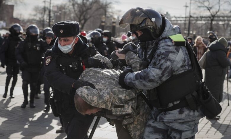 Las manifestaciones contra la guerra en Rusia se saldan hoy con más de 4.300 detenidos