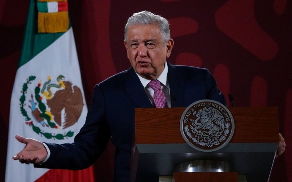 Las narcoseries 'pintan mundos color de rosa': AMLO