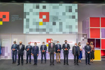 En primera línea, de izquierda a derecha: Luis Isasi, presidente de Santander España; Félix Bolaños, ministro de la Presidencia, Relaciones con las Cortes y Memoria Democrática; el rey Felipe; Basilio Marquínez, fundador y presidente ejecutivo de Seabery; José Luis Bonet, presidente de la Cámara de Comercio de España, y el presidente ejecutivo de Prisa Media, Carlos Núñez. Detrás de ellos, los otros premiados, acompañados por Isabel Puig Ferrer, presidenta de la Comisión de Pymes de la Cámara de Comercio de España.